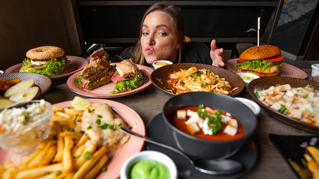 Usta şefler uyardı: Restoranlarda bu 10 yemeği sipariş etmeyin! 