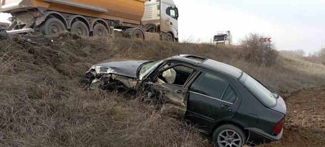 Tokat&rsquo;ta iki otomobil kafa kafaya &ccedil;arpıştı: 3 yaralı 4