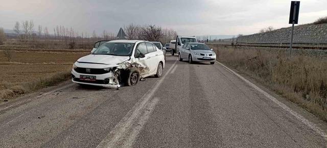 Tokat&rsquo;ta iki otomobil kafa kafaya &ccedil;arpıştı: 3 yaralı 3