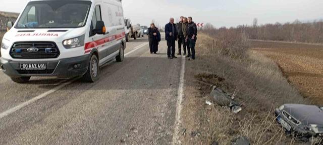 Tokat&rsquo;ta iki otomobil kafa kafaya &ccedil;arpıştı: 3 yaralı 2