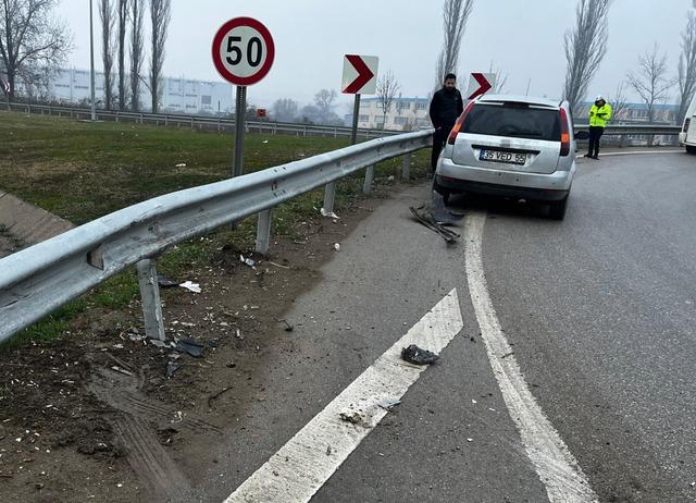Bariyere &ccedil;arpan otomobildeki 2 kişi yaralandı 1