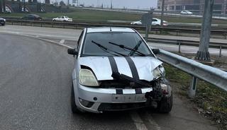 Bariyere &ccedil;arpan otomobildeki 2 kişi yaralandı