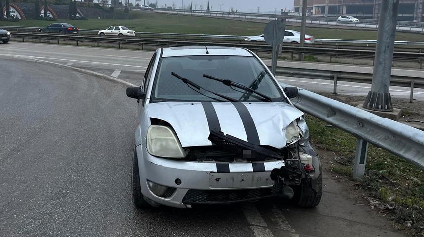 Bariyere &ccedil;arpan otomobildeki 2 kişi yaralandı