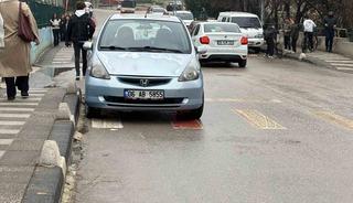 Okul &ouml;n&uuml;ndeki yaya ge&ccedil;idine park ara&ccedil; tepki topladı