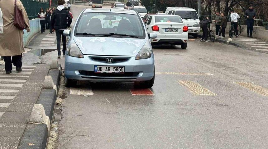 Okul &ouml;n&uuml;ndeki yaya ge&ccedil;idine park ara&ccedil; tepki topladı