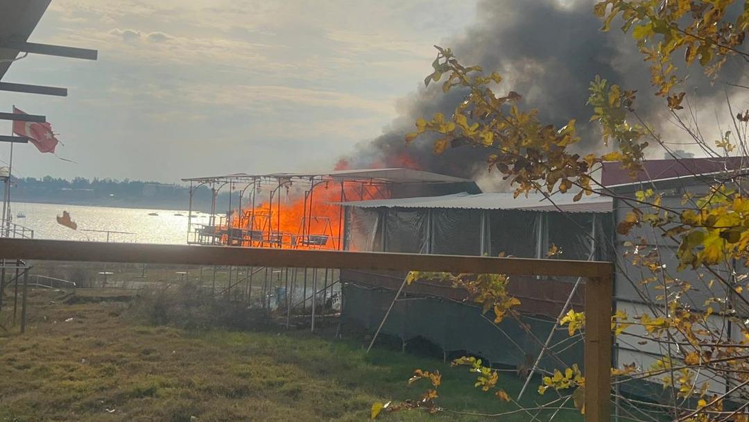 Yer: Adana! Amerikan Adası nda ka&ccedil;ak işletmeler yıkılıyor; kendini kesen de var, d&uuml;kkanını yakan da 3