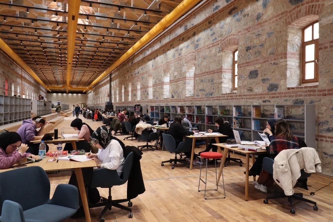 K&uuml;t&uuml;phanelerde rekor b&uuml;y&uuml;me: 800 bin metrekarelik kapalı alan, 1300&rsquo;&uuml; aşkın k&uuml;t&uuml;phane, 26.4 milyon kitap 2