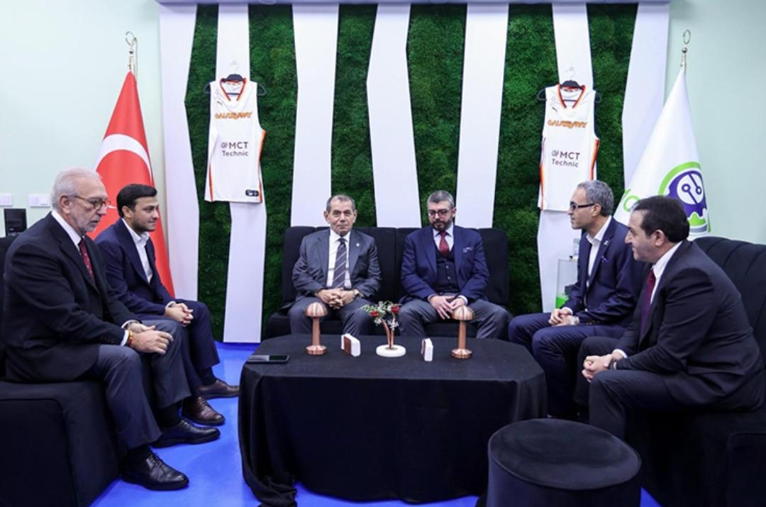 Galatasaray Başkanı Dursun &Ouml;zbek ve beraberindeki sporculardan s&uuml;rpriz ziyaret! 2