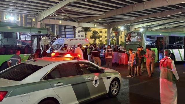 Umre için Mekke'ye giden Türk kafilesine otobüs çarptı! Ölü ve yaralılar var