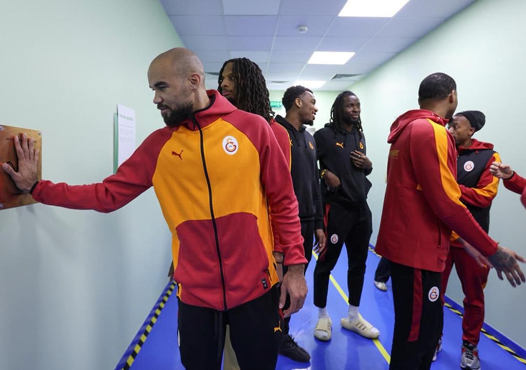 Galatasaray Başkanı Dursun &Ouml;zbek ve beraberindeki sporculardan s&uuml;rpriz ziyaret! 1