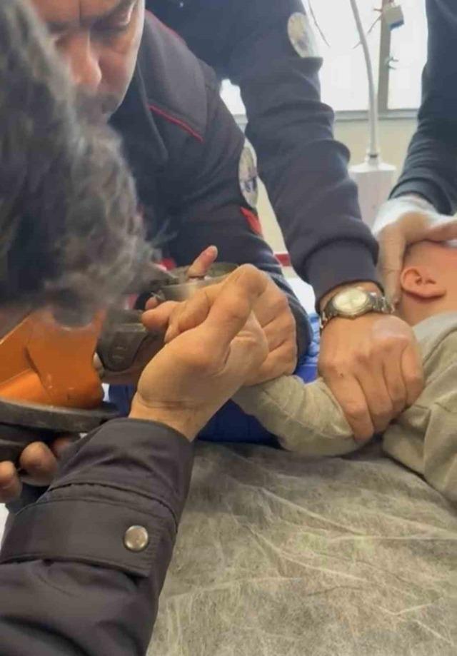 Parmağı &ccedil;elik k&uuml;ll&uuml;ğe sıkışan bebeğin imdadına itfaiye yetişti 1