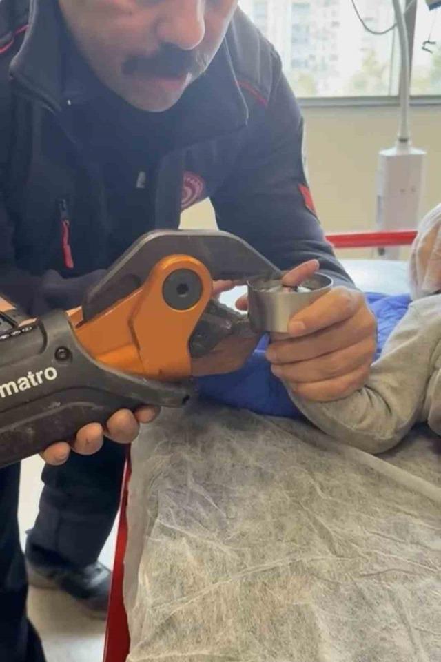 Parmağı &ccedil;elik k&uuml;ll&uuml;ğe sıkışan bebeğin imdadına itfaiye yetişti 3