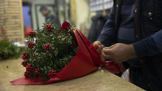 Karısına isimsiz &ccedil;i&ccedil;ek g&ouml;nderdi: Yargıtay boşanma nedeni saydı!