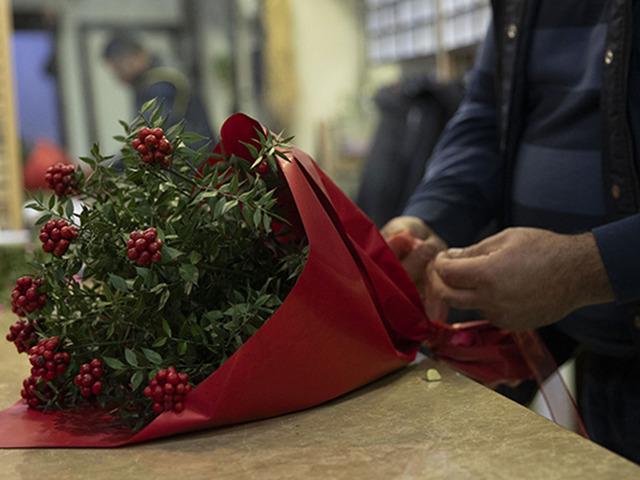 Karısına isimsiz &ccedil;i&ccedil;ek g&ouml;nderdi: Yargıtay boşanma nedeni saydı!