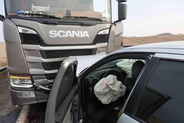 Otomobille tır kafa kafaya &ccedil;arpıştı: 1 &ouml;l&uuml; 1&rsquo;i ağır 3 yaralı 7