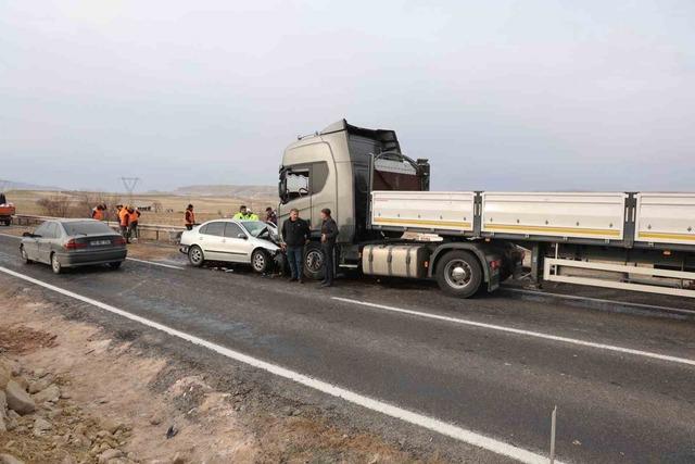 Otomobille tır kafa kafaya &ccedil;arpıştı: 1 &ouml;l&uuml; 1&rsquo;i ağır 3 yaralı 6