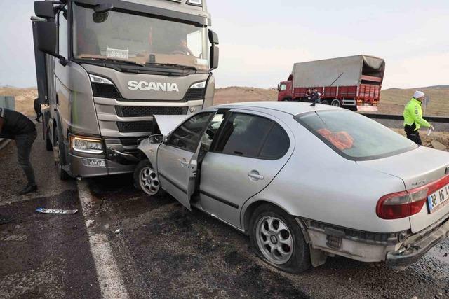 Otomobille tır kafa kafaya &ccedil;arpıştı: 1 &ouml;l&uuml; 1&rsquo;i ağır 3 yaralı 5