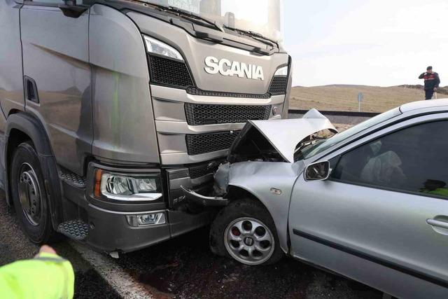 Otomobille tır kafa kafaya &ccedil;arpıştı: 1 &ouml;l&uuml; 1&rsquo;i ağır 3 yaralı 4