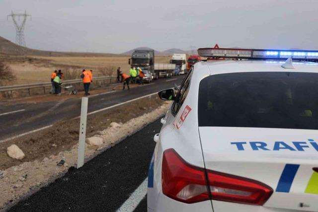 Otomobille tır kafa kafaya &ccedil;arpıştı: 1 &ouml;l&uuml; 1&rsquo;i ağır 3 yaralı 3