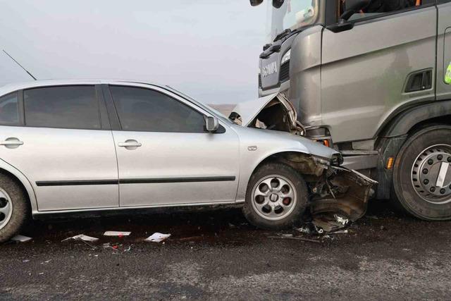 Otomobille tır kafa kafaya &ccedil;arpıştı: 1 &ouml;l&uuml; 1&rsquo;i ağır 3 yaralı 2