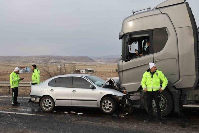 Otomobille tır kafa kafaya &ccedil;arpıştı: 1 &ouml;l&uuml; 1&rsquo;i ağır 3 yaralı 1