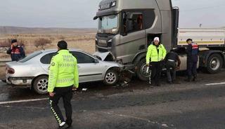 Otomobille tır kafa kafaya &ccedil;arpıştı: 1 &ouml;l&uuml; 1&rsquo;i ağır 3 yaralı