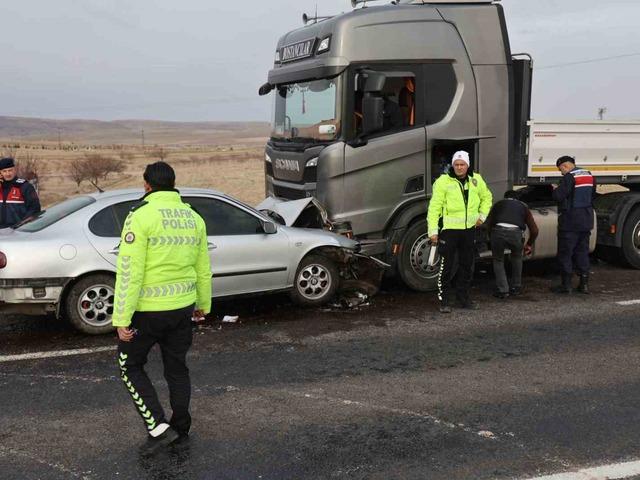 Otomobille tır kafa kafaya &ccedil;arpıştı: 1 &ouml;l&uuml; 1&rsquo;i ağır 3 yaralı