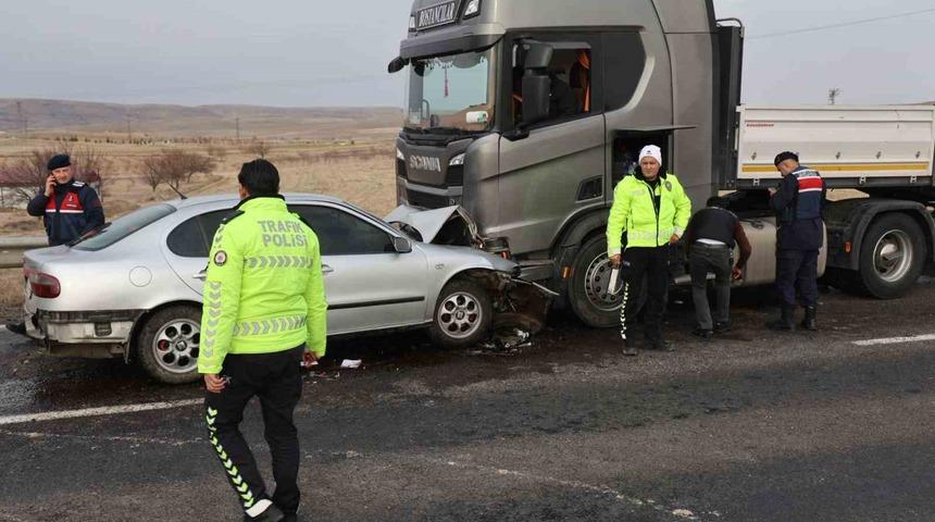 Otomobille tır kafa kafaya &ccedil;arpıştı: 1 &ouml;l&uuml; 1&rsquo;i ağır 3 yaralı