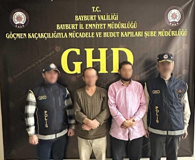 Bayburt&rsquo;ta 2 d&uuml;zensiz g&ouml;&ccedil;men ile 1 g&ouml;&ccedil;men ka&ccedil;ak&ccedil;ısı yakalandı 1