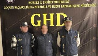 Bayburt&rsquo;ta 2 d&uuml;zensiz g&ouml;&ccedil;men ile 1 g&ouml;&ccedil;men ka&ccedil;ak&ccedil;ısı yakalandı