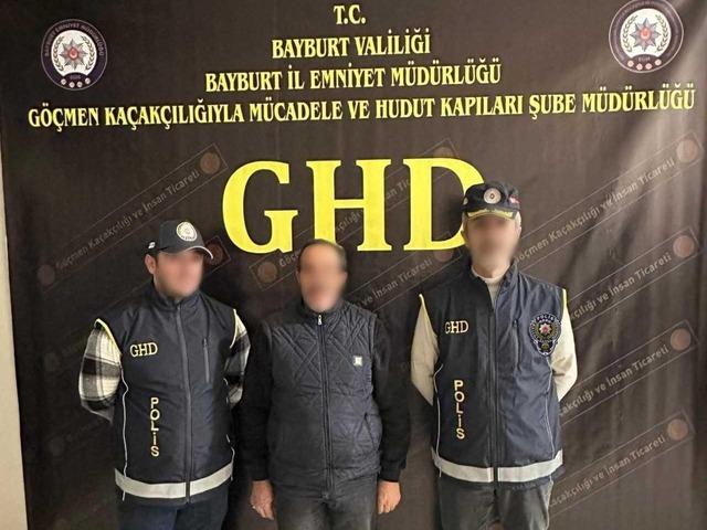Bayburt&rsquo;ta 2 d&uuml;zensiz g&ouml;&ccedil;men ile 1 g&ouml;&ccedil;men ka&ccedil;ak&ccedil;ısı yakalandı