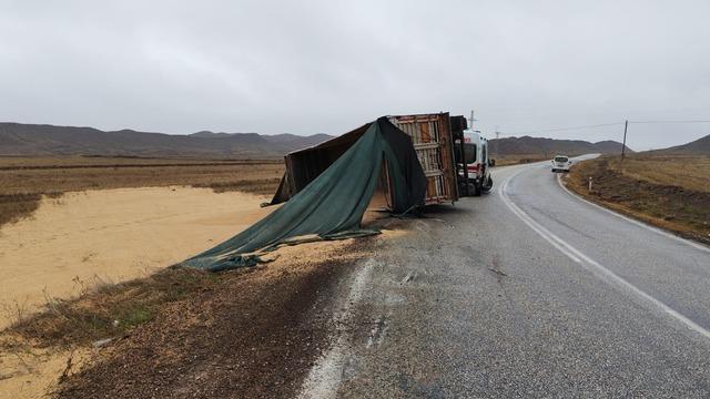 &Ccedil;orum&rsquo;da devrilen tırın s&uuml;r&uuml;c&uuml;s&uuml; yaralandı 2