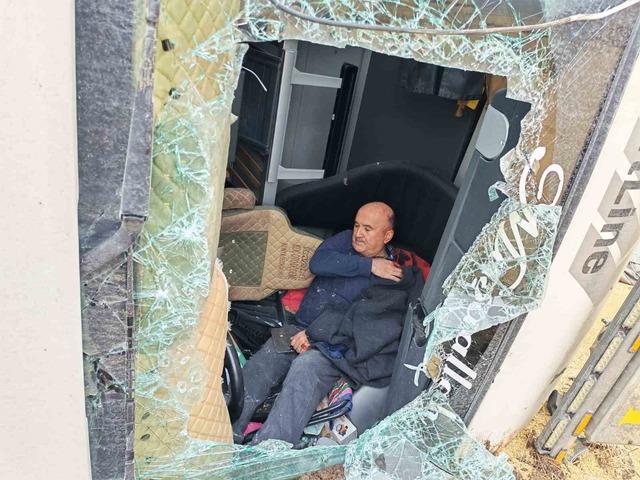 &Ccedil;orum&rsquo;da devrilen tırın s&uuml;r&uuml;c&uuml;s&uuml; yaralandı 1