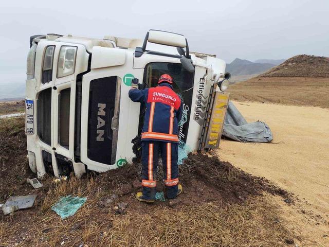 &Ccedil;orum&rsquo;da devrilen tırın s&uuml;r&uuml;c&uuml;s&uuml; yaralandı