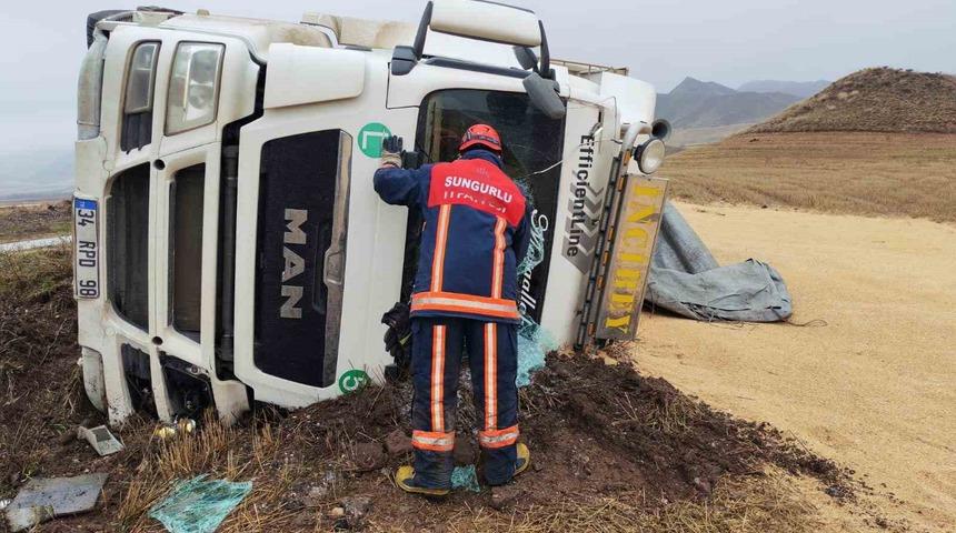 &Ccedil;orum&rsquo;da devrilen tırın s&uuml;r&uuml;c&uuml;s&uuml; yaralandı