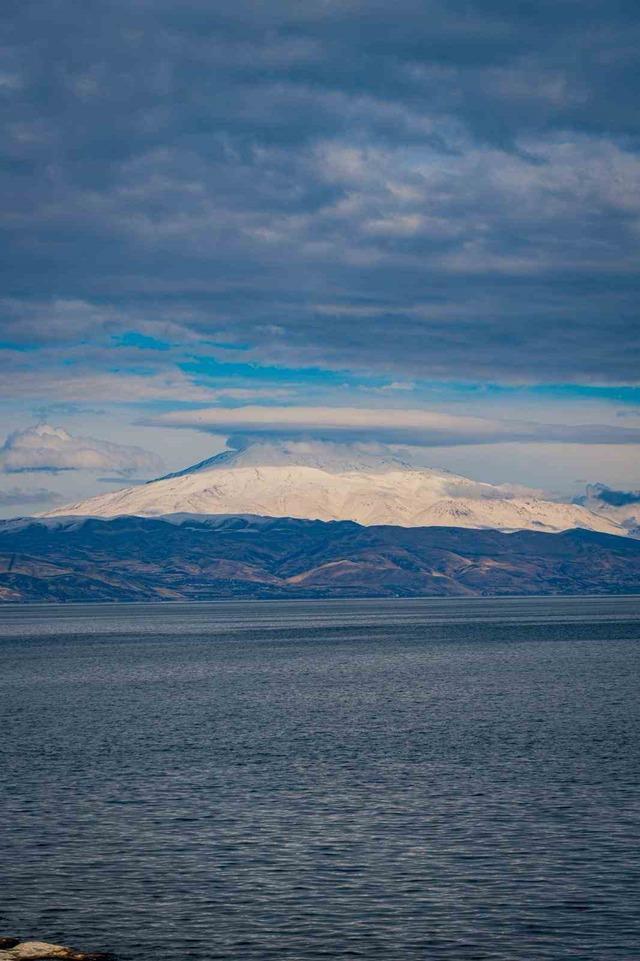 S&uuml;phan Dağı&rsquo;nın zirvesinde mercek bulutu oluştu 1