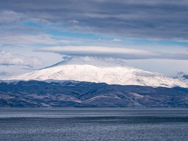 S&uuml;phan Dağı&rsquo;nın zirvesinde mercek bulutu oluştu
