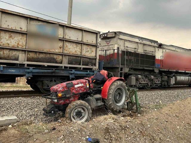 Adıyaman&rsquo;da raylardan ge&ccedil;meye &ccedil;alışan trakt&ouml;re tren &ccedil;arptı