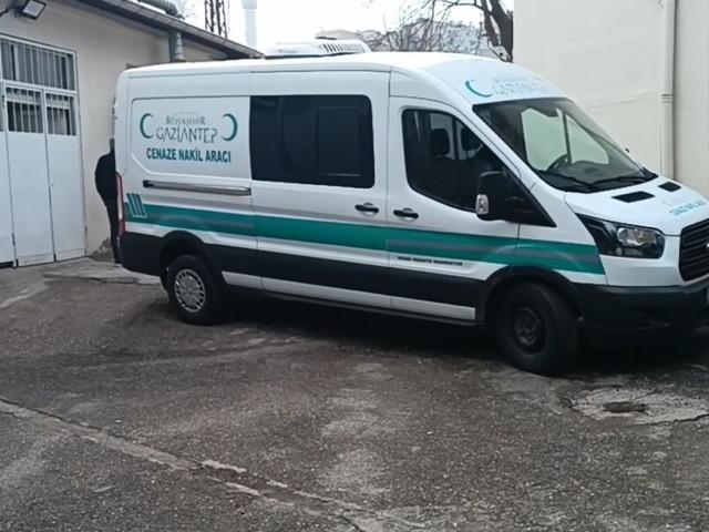 Gaziantep&rsquo;te bariyerlere &ccedil;arparak alev alan ara&ccedil;taki s&uuml;r&uuml;c&uuml; hayatını kaybetti