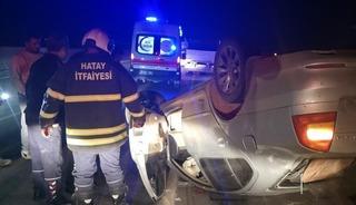 Hassa&rsquo;da ters d&ouml;nen otomobilin s&uuml;r&uuml;c&uuml;s&uuml; yaralandı