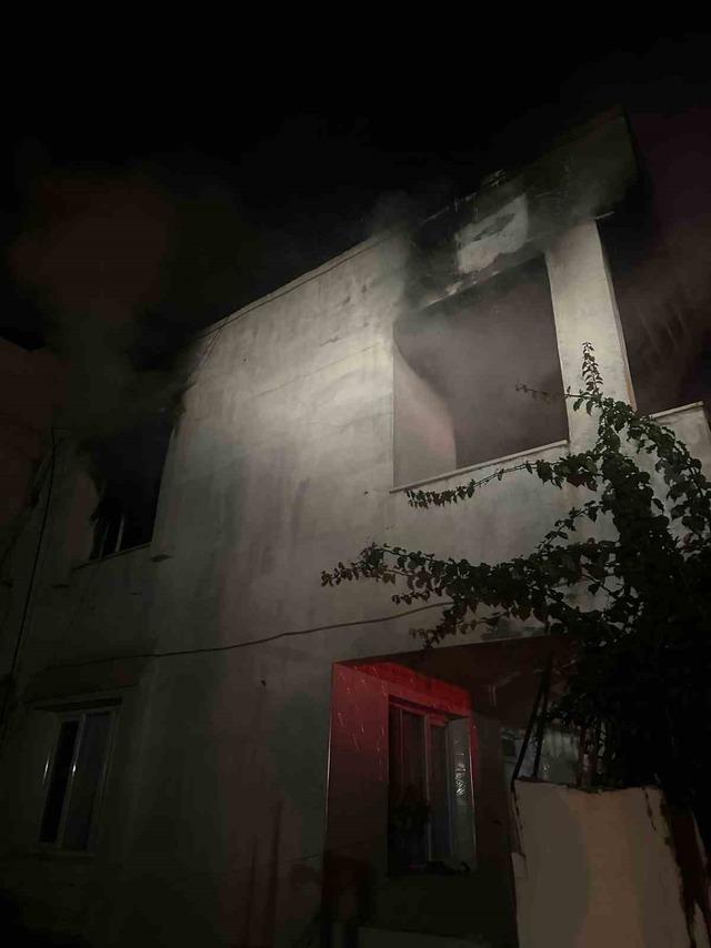 Hatay&rsquo;da m&uuml;stakil ev alevlere teslim oldu 2