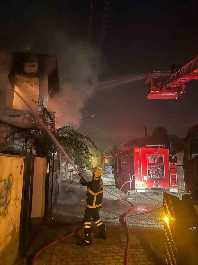 Hatay&rsquo;da m&uuml;stakil ev alevlere teslim oldu 1
