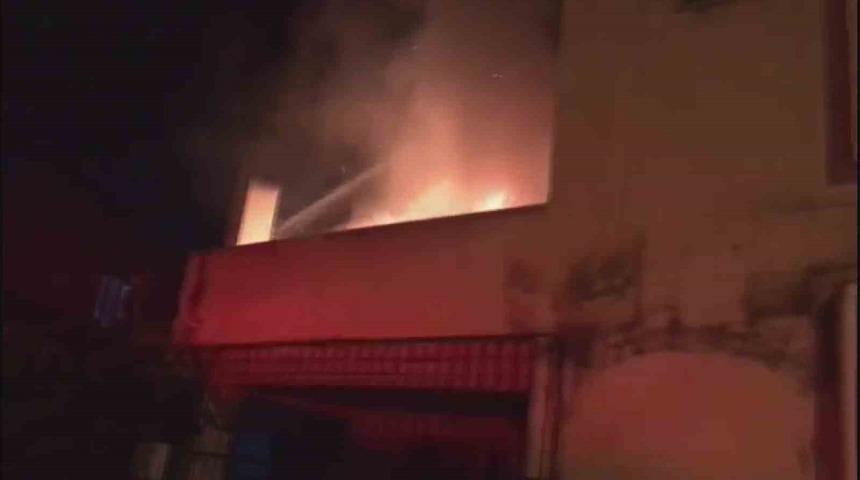 Hatay&rsquo;da m&uuml;stakil ev alevlere teslim oldu