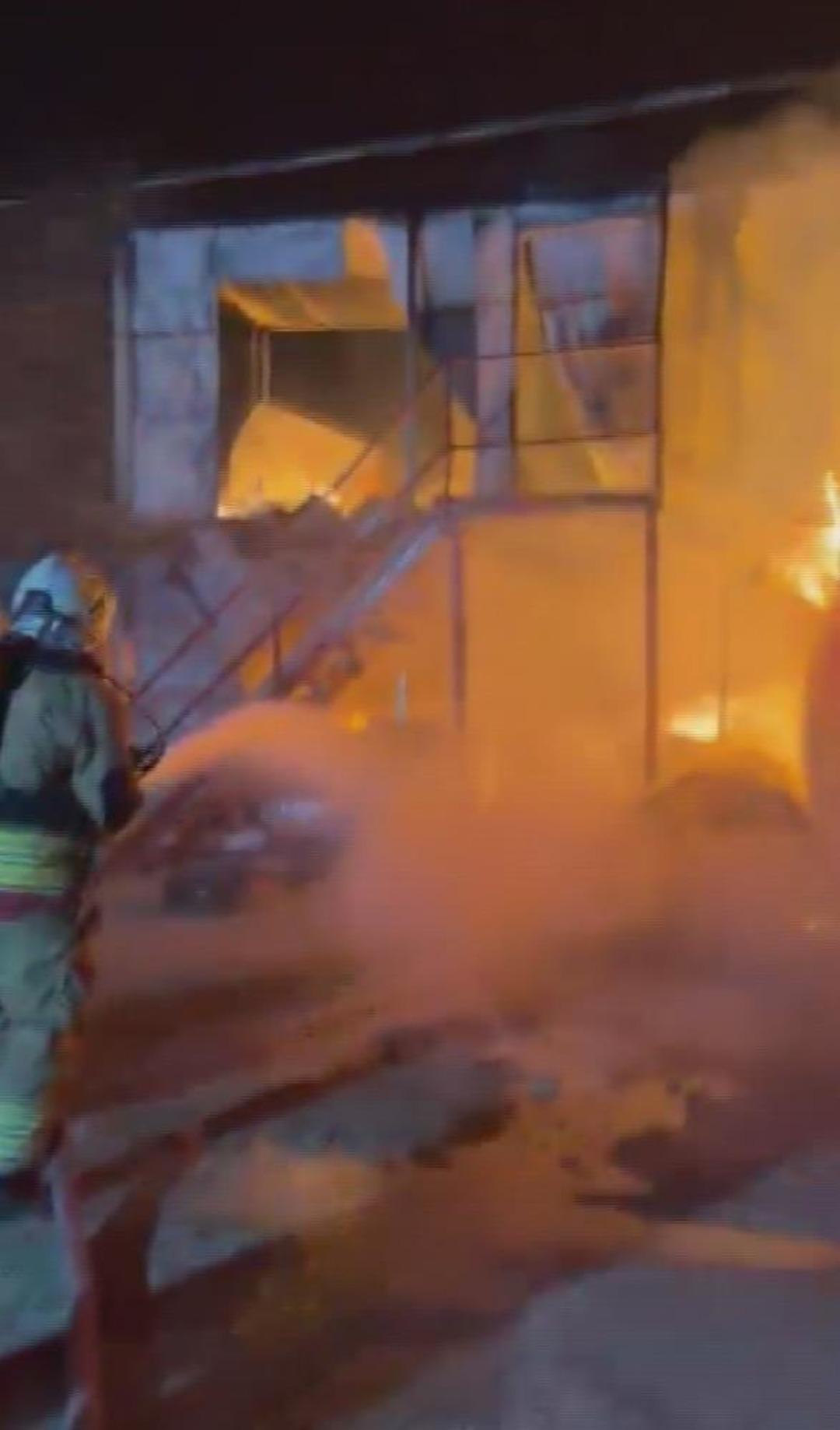 İş&ccedil;ilerin kaldığı konteyner yatakhane alevlere teslim oldu 2