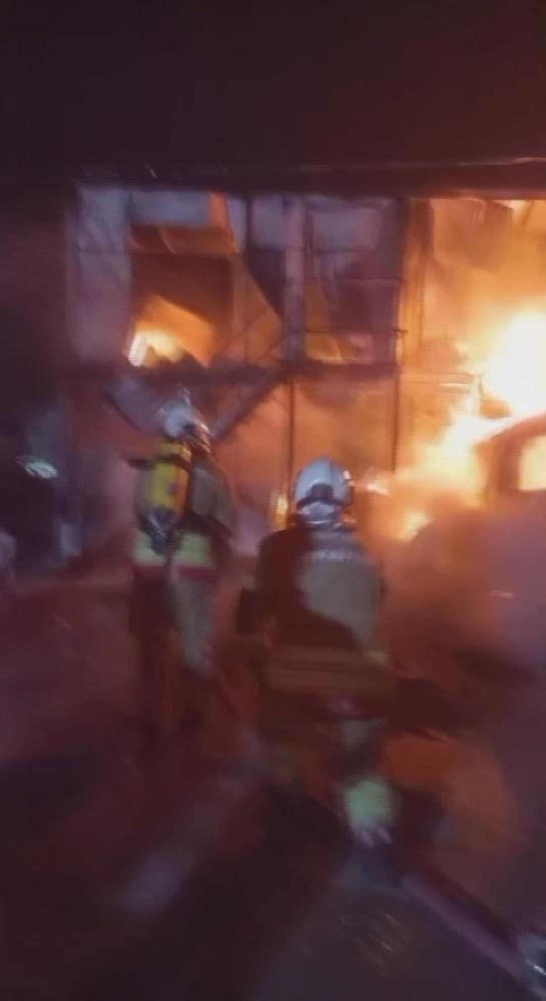 İş&ccedil;ilerin kaldığı konteyner yatakhane alevlere teslim oldu 3