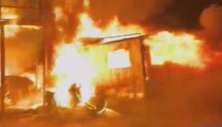 İş&ccedil;ilerin kaldığı konteyner yatakhane alevlere teslim oldu