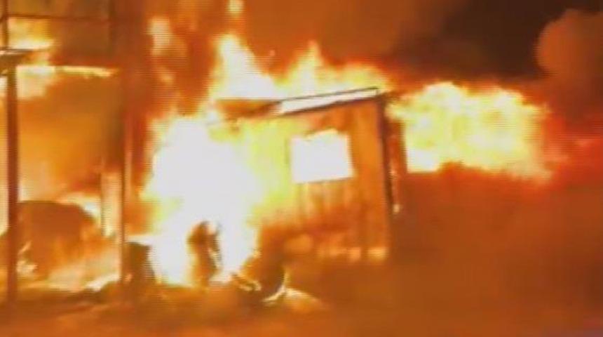 İş&ccedil;ilerin kaldığı konteyner yatakhane alevlere teslim oldu