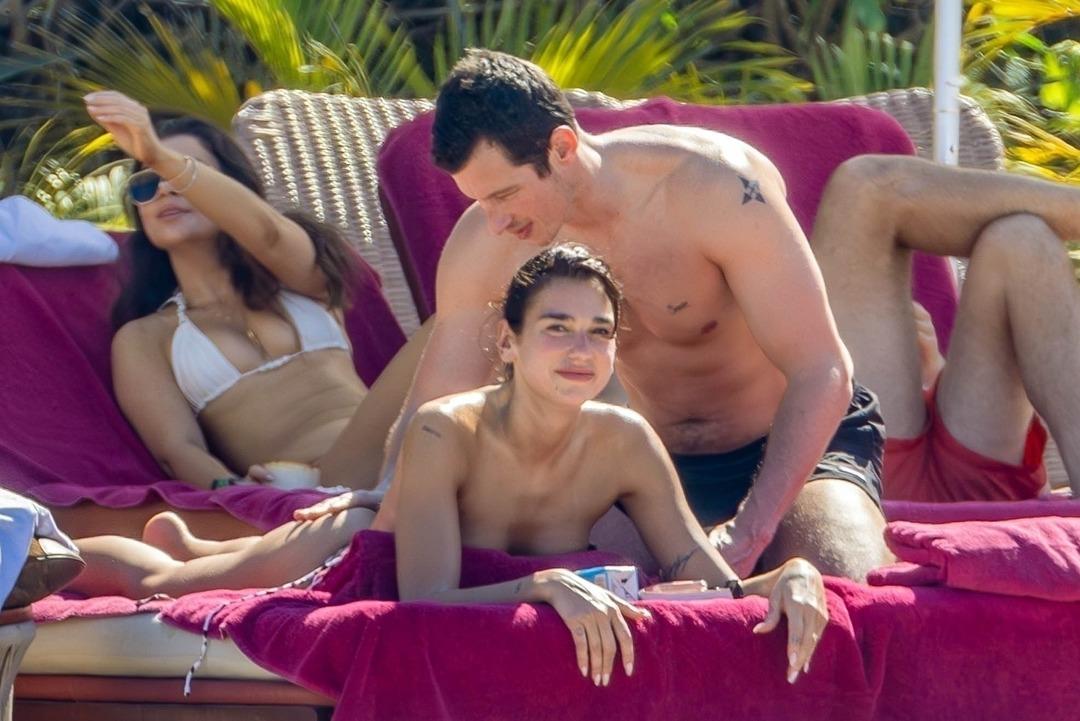 Dua Lipa minicik bikinisinin azizliğine uğradı! Sevgilisi de yanındaydı 2
