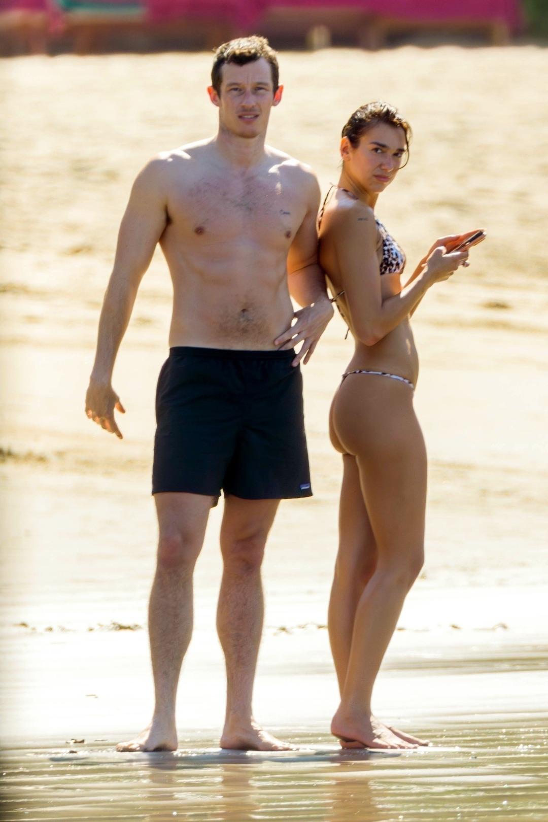 Dua Lipa minicik bikinisinin azizliğine uğradı! Sevgilisi de yanındaydı 1