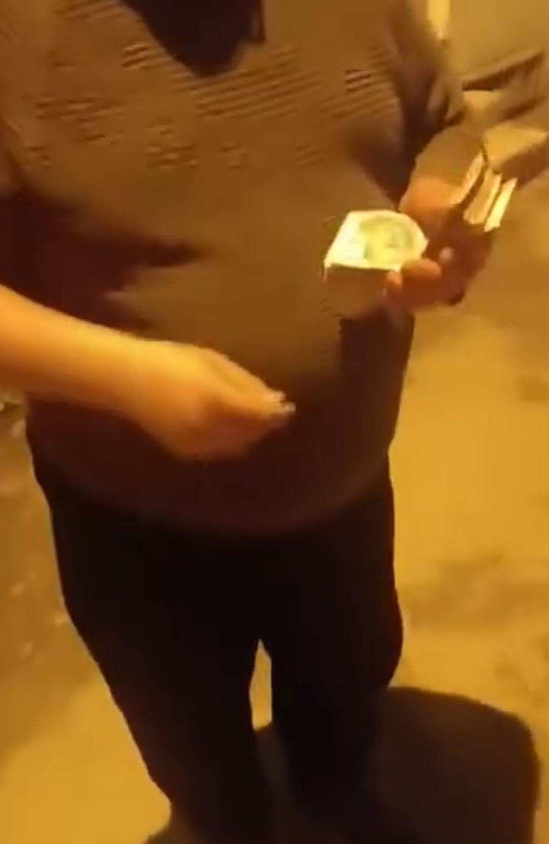 Yolda bulduğu bir deste parayı telaşla arayan sahibine teslim etti, kayda aldı! 3